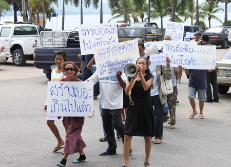 Merchants in Sattahip march to try and stop the building of a Tesco Express in their neighborhood.